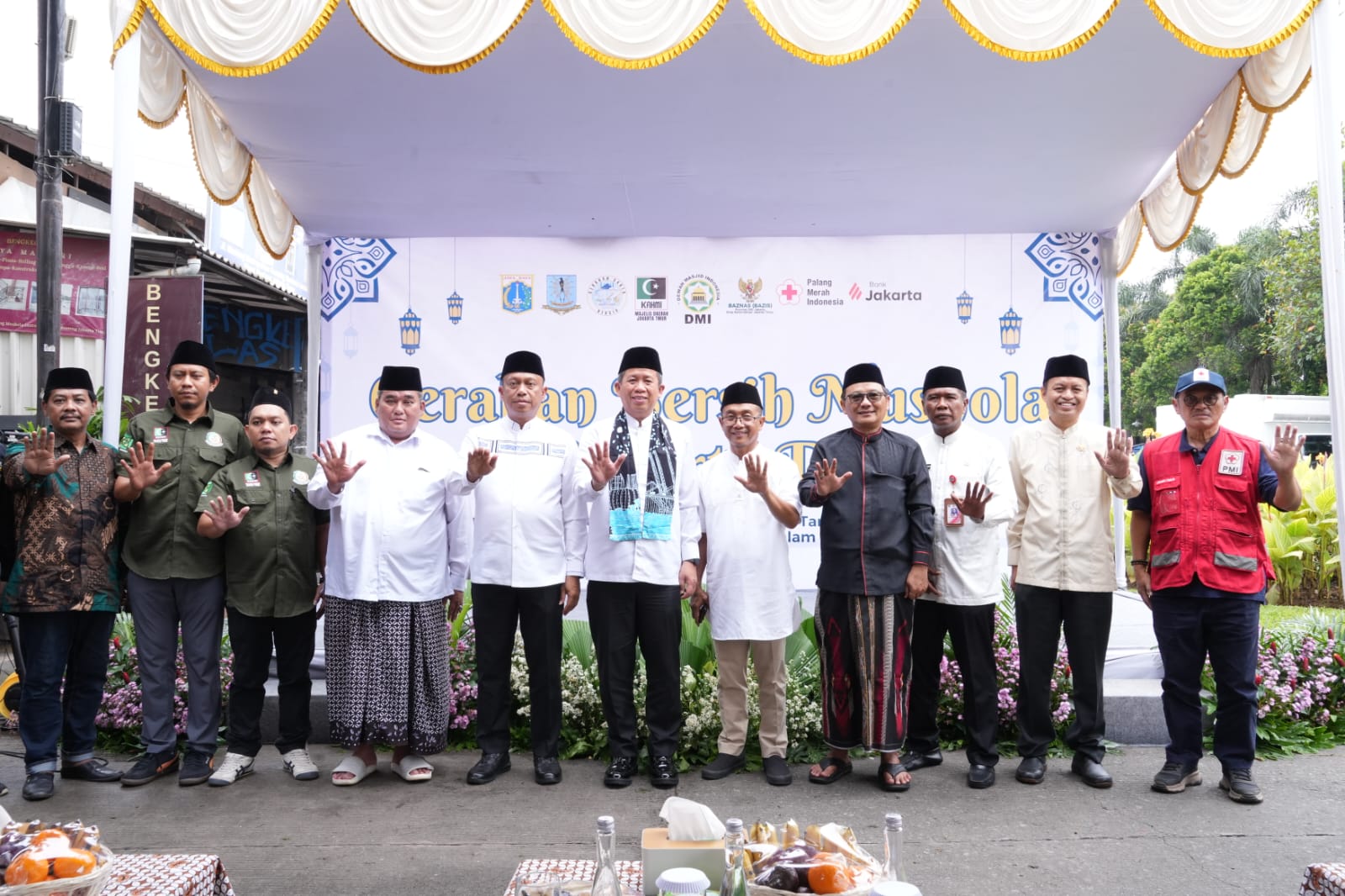 Asisten Kesra Sekda DKI Jakarta dan Walikota Jakarta Timur meluncurkan program.kebersihan mushola se Jaktim.