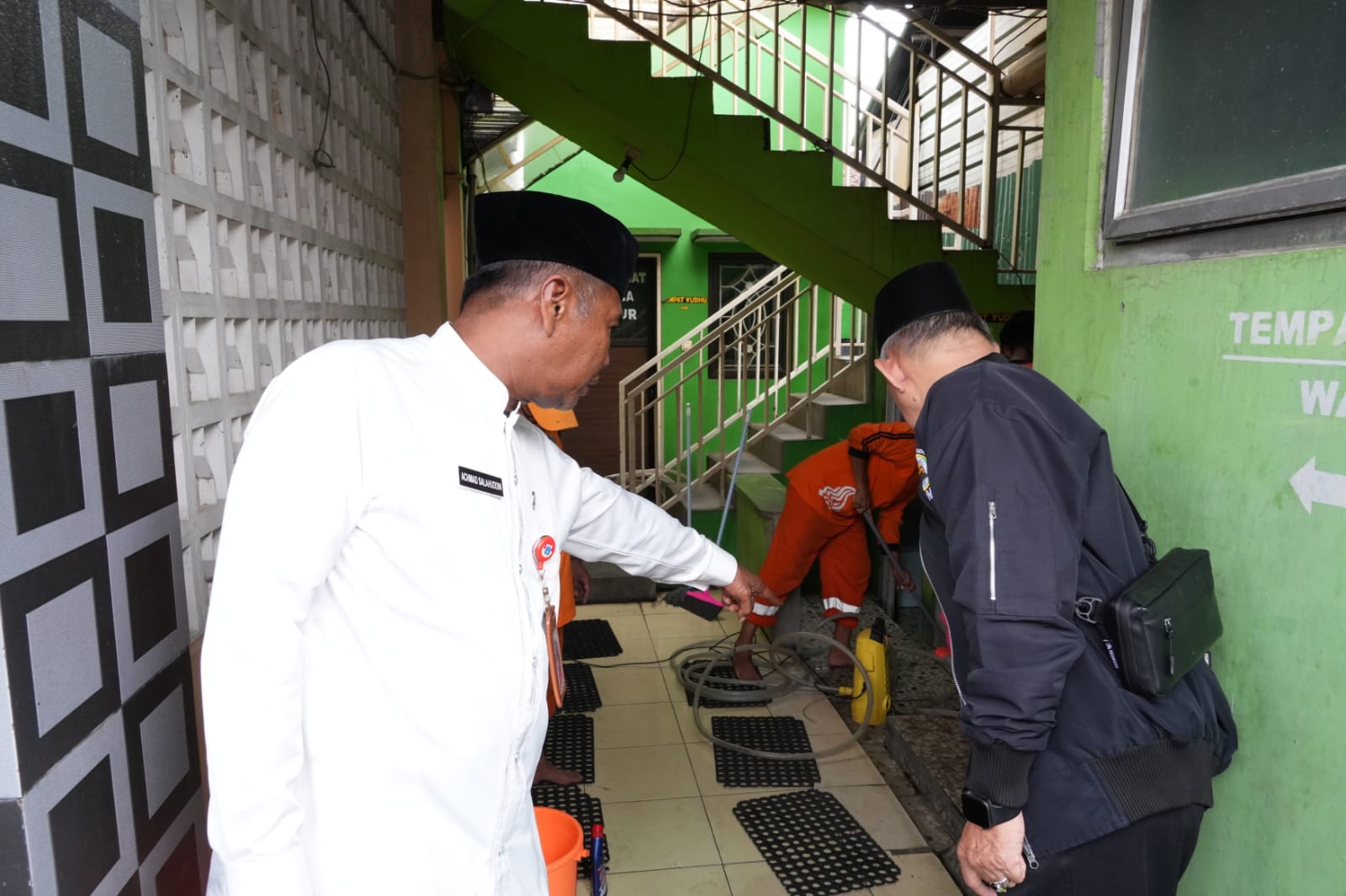 Walikota Munjirin mengawasi tim kebersihan bekerja di tempat wudhu.